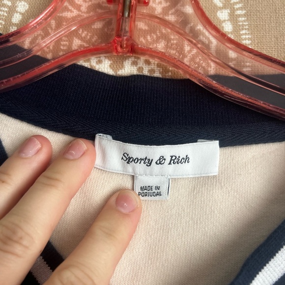 Sporty and Rich Italic Logo Embroidered V-Neck Tee - Cream/Navy - Picture 7 of 10